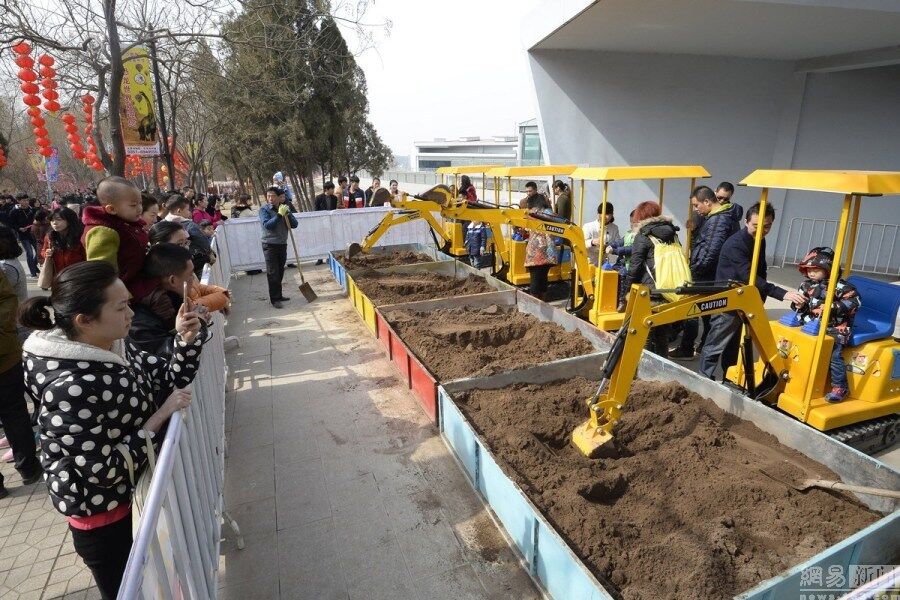 混凝土、娃娃版挖掘機、起重機