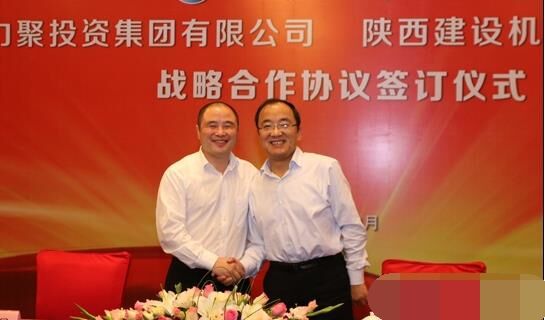 近日，陜建機(jī)械與安徽力聚簽訂戰(zhàn)略合作協(xié)議，陜建機(jī)械董事長楊宏軍，副總經(jīng)理、營銷總監(jiān)賀衛(wèi)東，安徽力聚投資集團(tuán)董事長宋執(zhí)壽，黨支部書記陳邦勤以及安徽潤路公司總經(jīng)理杜永龍等單位領(lǐng)導(dǎo)出席了會(huì)議