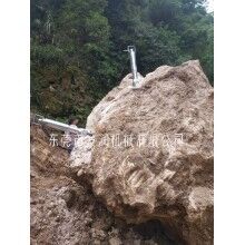  東莞電動液壓劈裂機開采石材施工過程